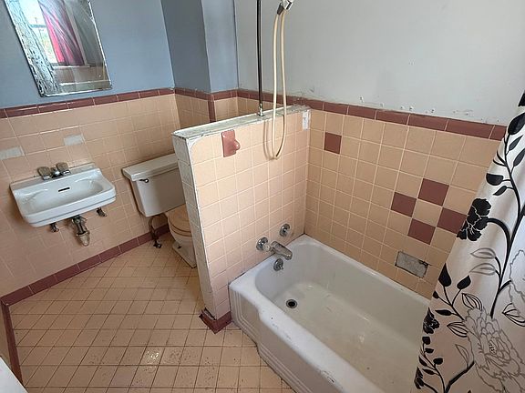 5th image of 712 Brook Ave #8