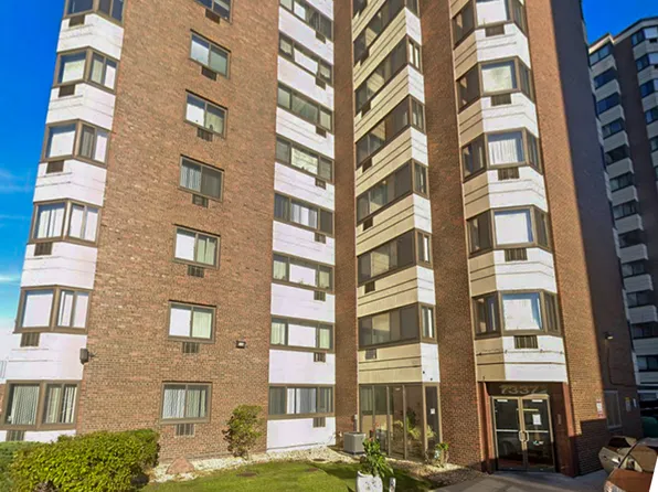 7337 S South Shore Dr APT 1128, Chicago, IL 60649
