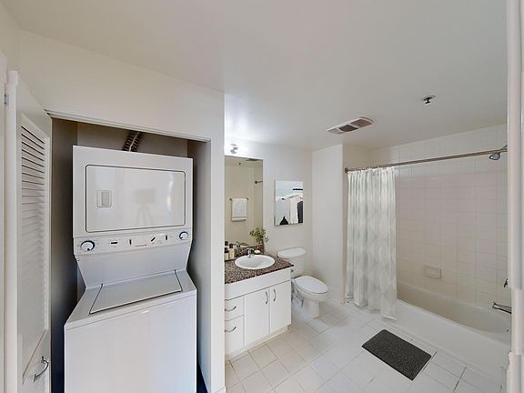 3rd image of 250 King St Unit 640