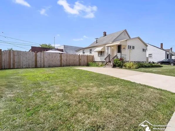 1727 Sycamore St, Wyandotte, MI 48192