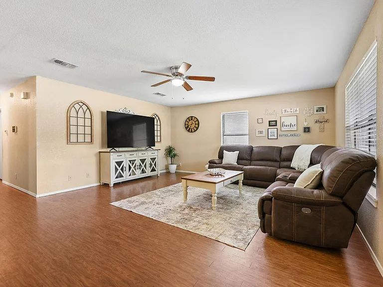 713 Patricia Dr — Photo 4
