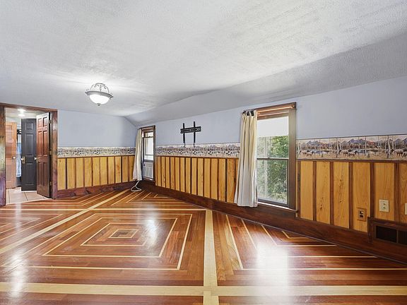 4th image of 579 38th St