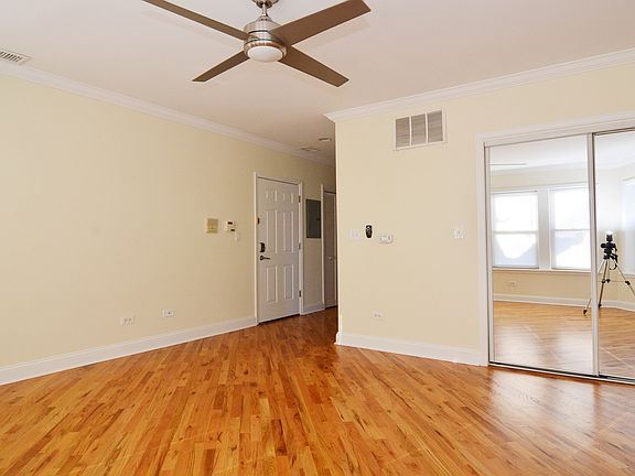 3rd image of 3914 W Cortland St