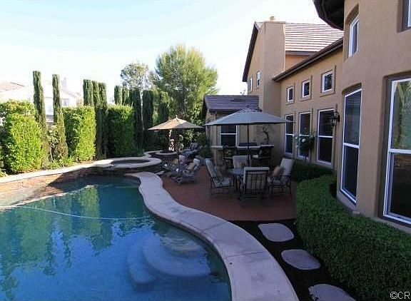 4th image of 4 Hawthorne Ln