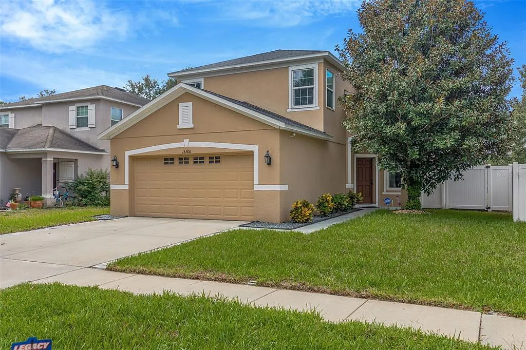 4 bed, 2.5 bath, 2392 sqft, $2,500 — Photo 4