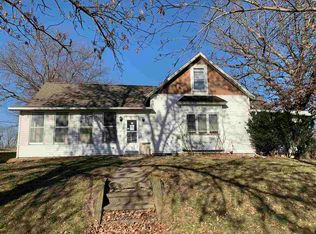 534 E Linn St, Coggon, IA 52218
