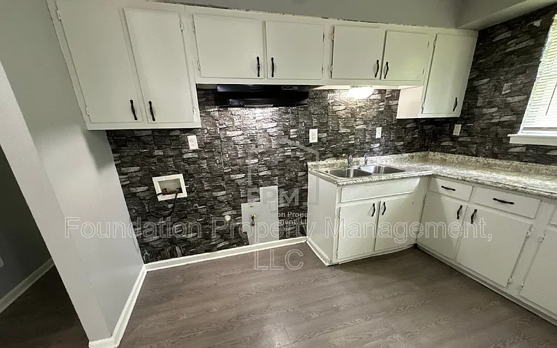 3 bed, 1.0 bath, 998 sqft, $975 — Photo 3