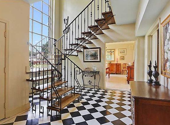 3rd image of 61 Versailles Blvd