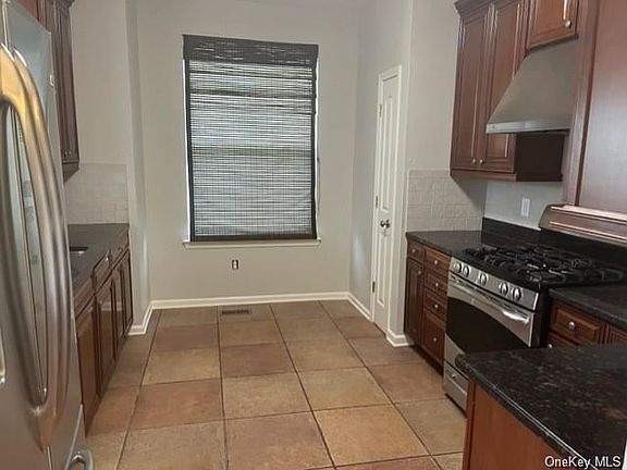 3rd image of 13 Arden Ct