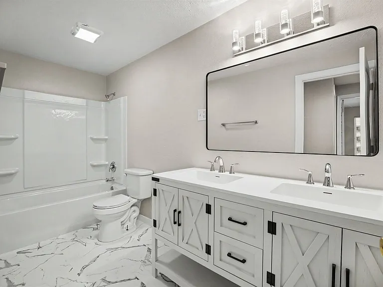 River Court Apartments - Updated Units With A View! — Photo 7