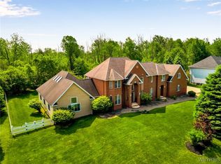 27 Edgewood Dr, Batavia, NY 14020