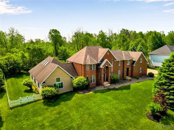 27 Edgewood Dr, Batavia, NY 14020