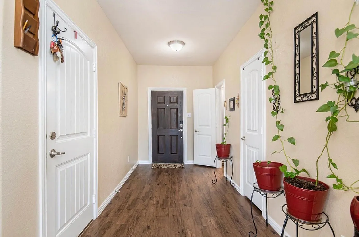 4 bed, 2.5 bath, 2053 sqft, $2,200 — Photo 2
