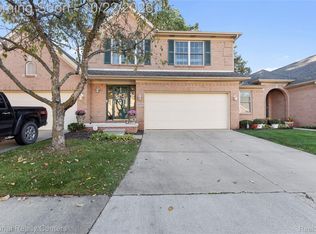 23731 W Lake Cir, Trenton, MI 48183