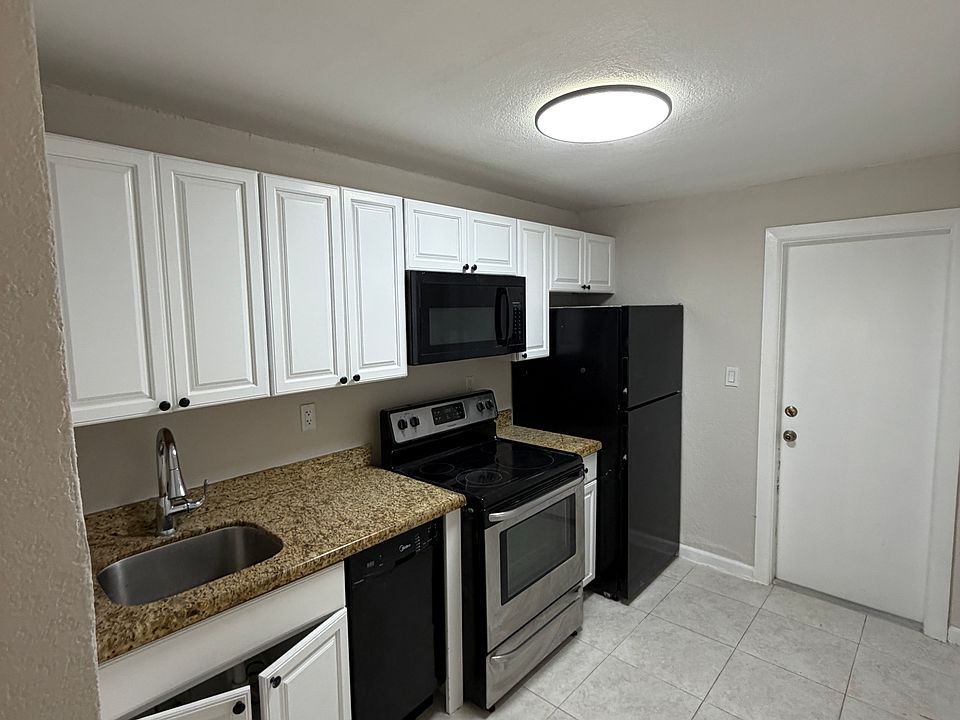 1st image of 700 SW 15th Ave APT 7