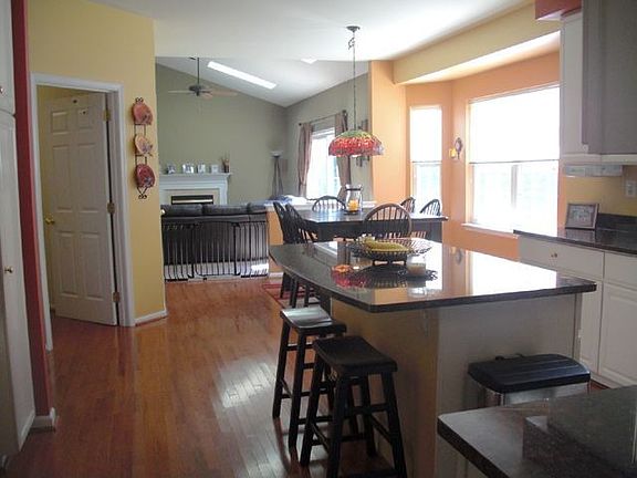 Kitchen & Breakfrast Rm