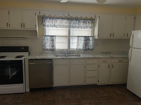3rd image of 604 Peachtree Ln