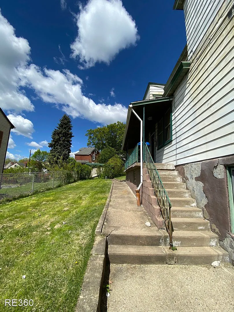 126 Cologne St photo 1