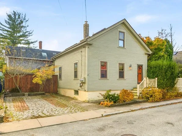 6 Sunshine Ct, Newport, RI 02840