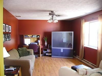 Family room w / beautiful wood laminate flooring