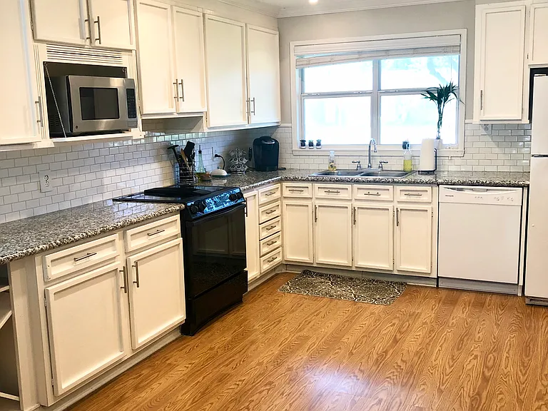 8181 Brandon Dr — Photo 3