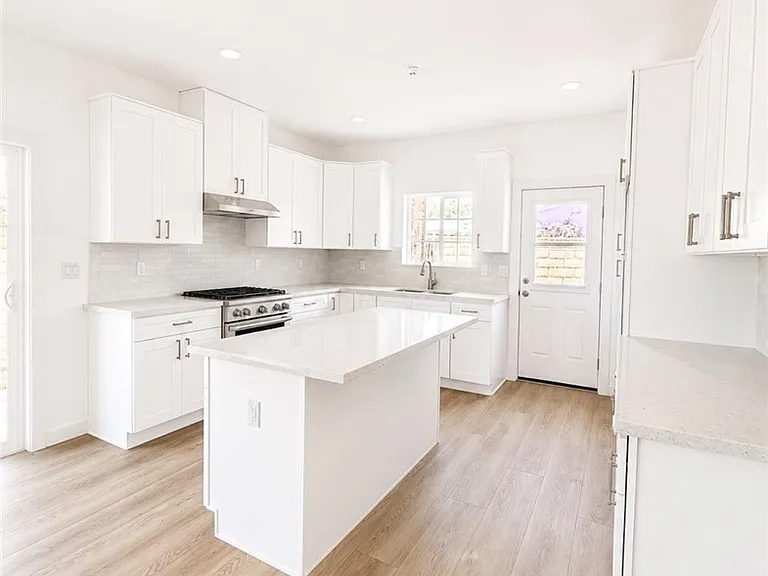 14623 Cullen St — Photo 2