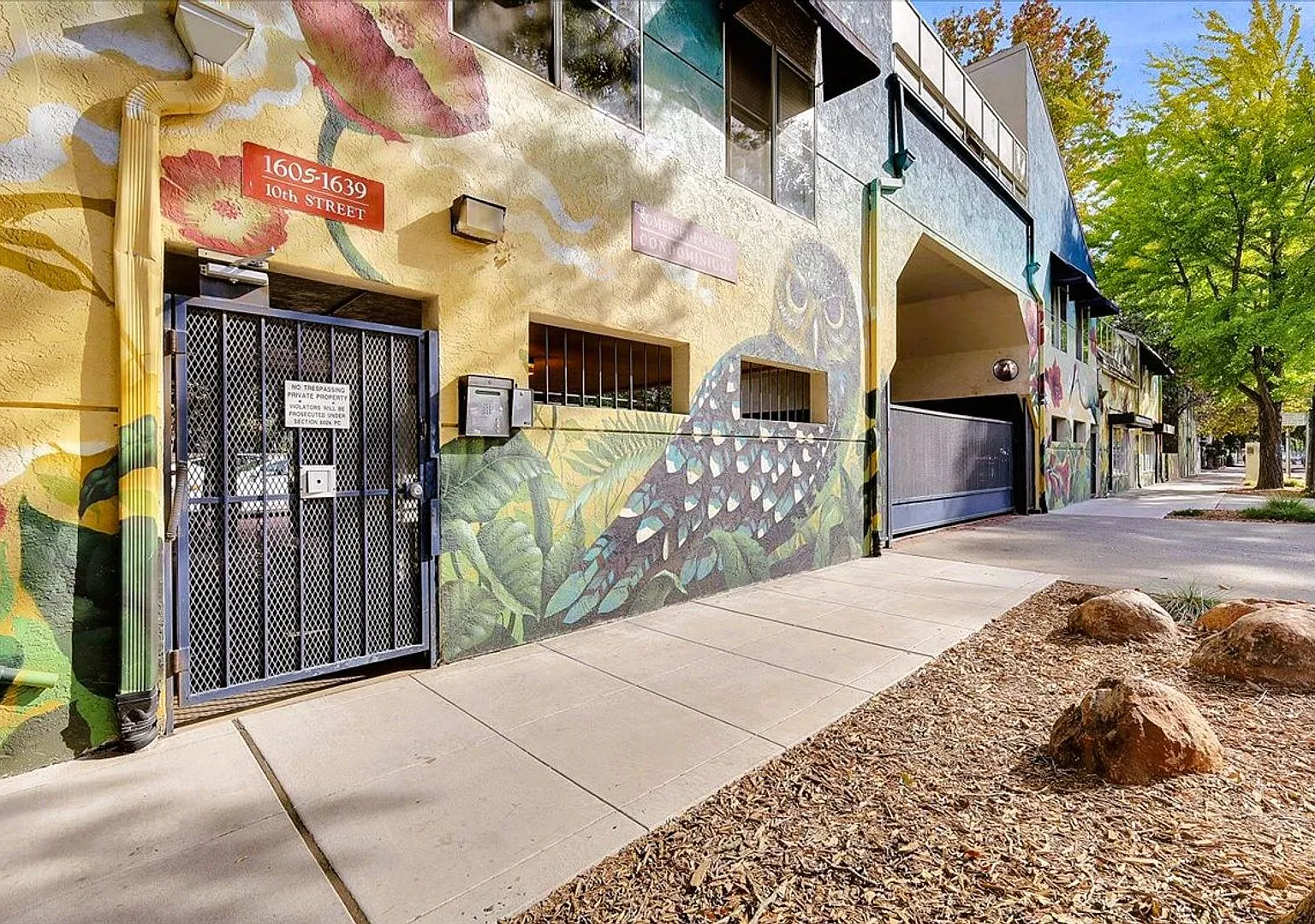 Well-Equipped 1-Bedroom with In-Unit Laundry, Pool Access & Parking in Sacramento — Photo 1