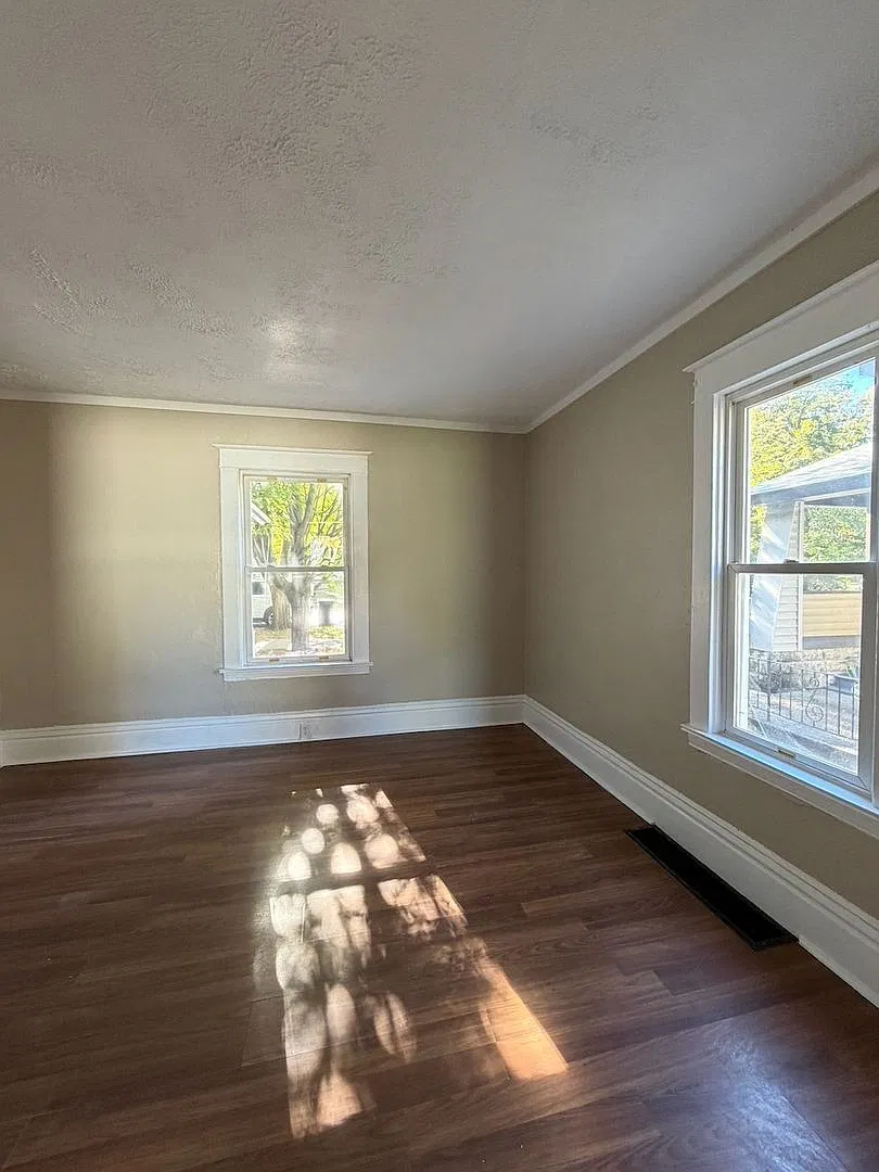 Spacious 4 Bedroom Southside Holland — Photo 4