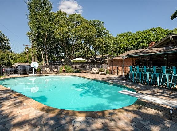 3rd image of 3413 Yellowstone Dr
