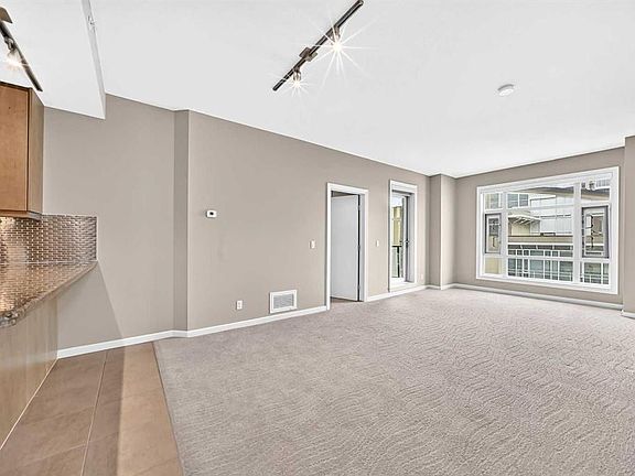 5th image of 210 S 15th Ave SE #2403