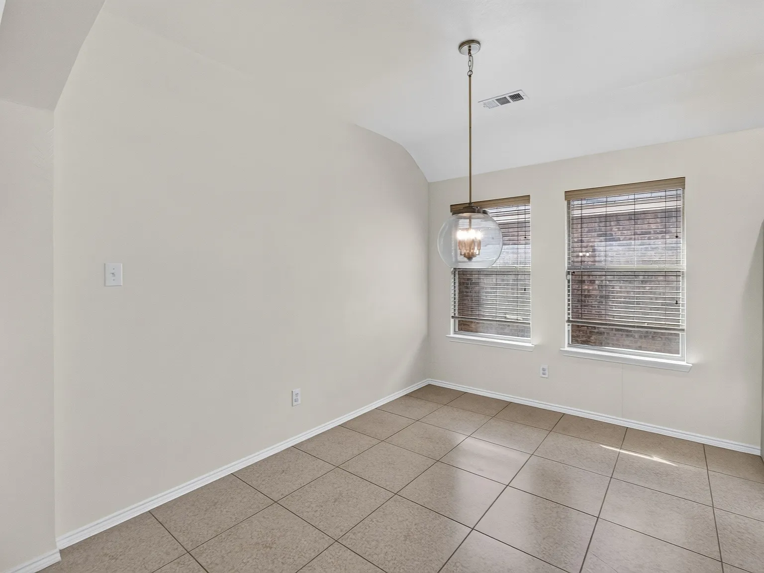4 bed, 2235 sqft, $2,700 — Photo 4