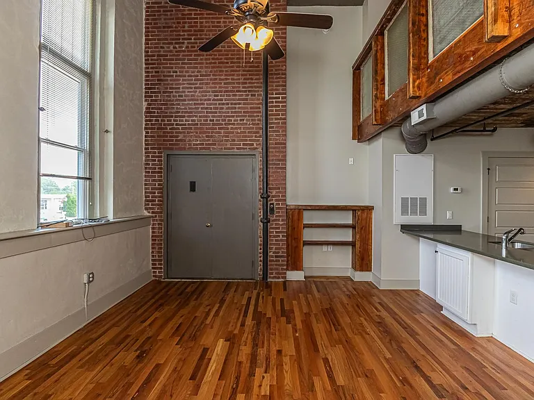215 Nash St E — Photo 15