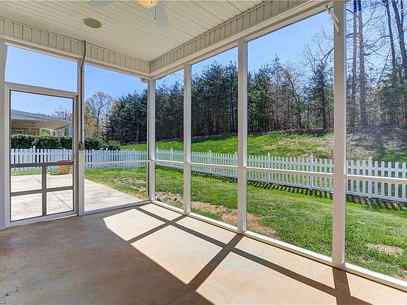 5th image of 206 Heritage Hill Dr