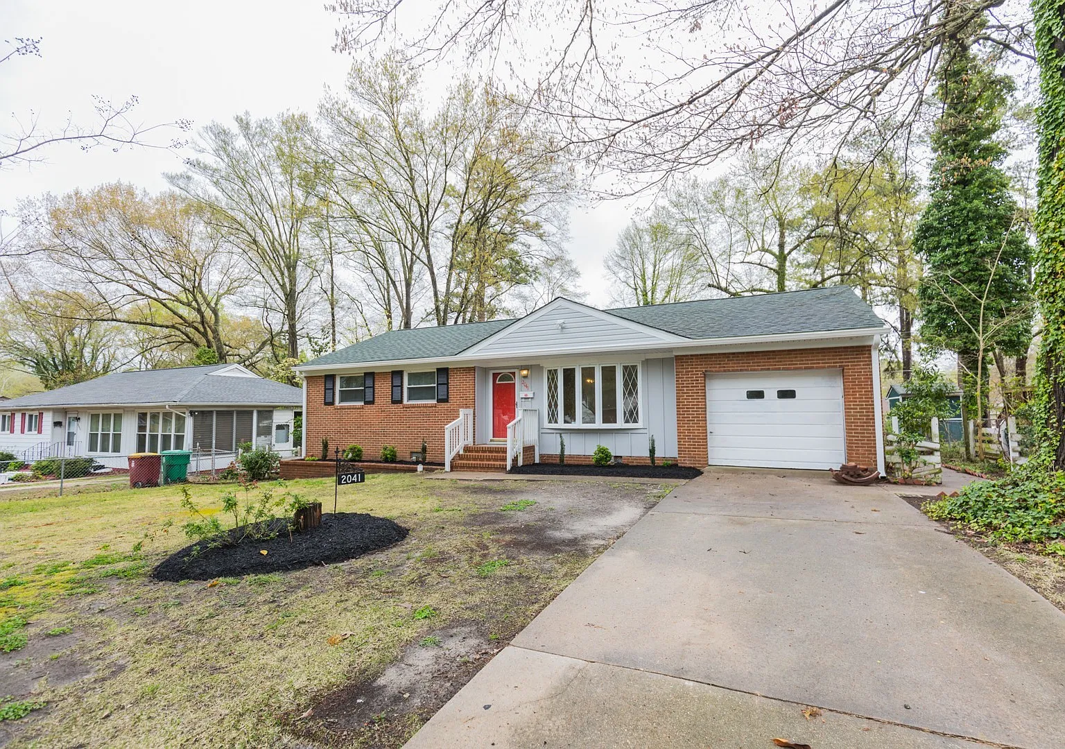 Beautifully renovated home in Petersburg — Photo 2