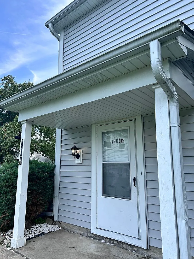 For Rent: 2 Bedroom, 1 Bath — Photo 2
