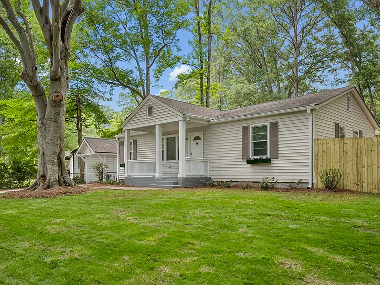 592 Scott Cir — Photo 1