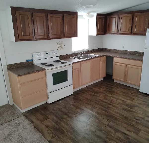128 SE Guinevere Ct — Photo 1