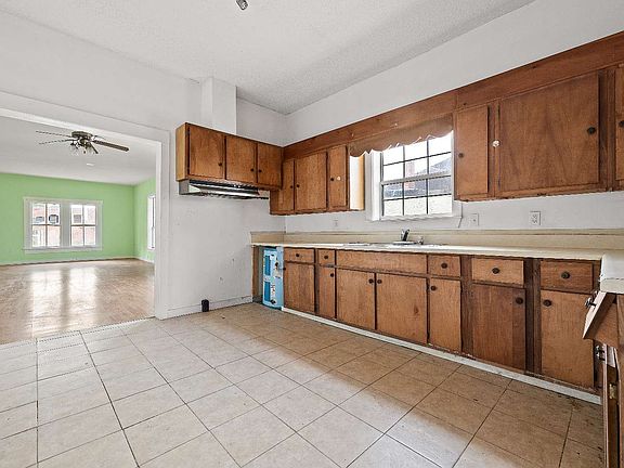 4th image of 692 SW Range Ave
