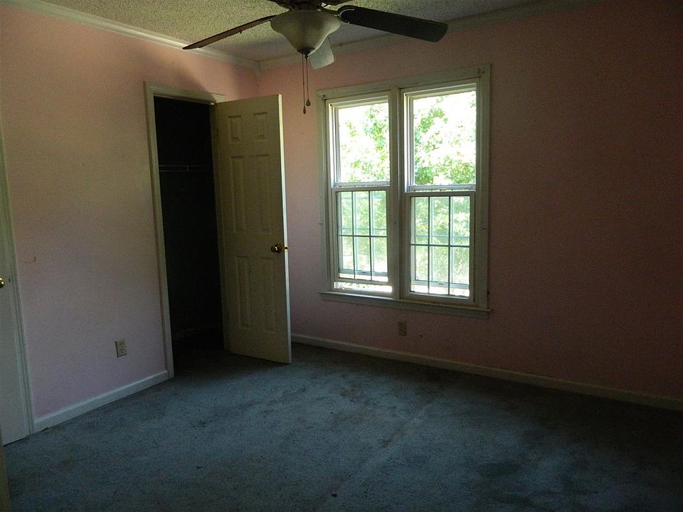 2nd image of 2025 Tanglewood Dr