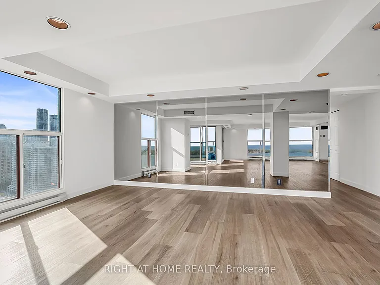 99 Harbour Sq #3008 — Photo 12