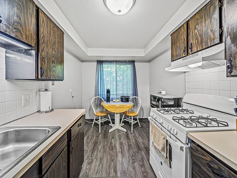 Heatherstone Apartments — Photo 38