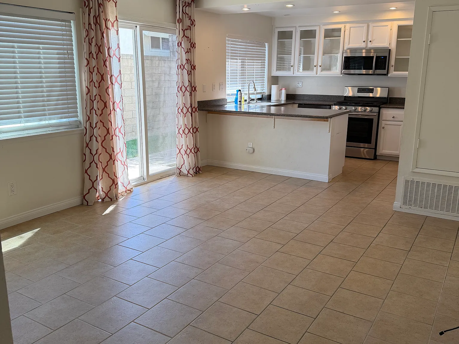 4 bed, 1718 sqft, $4,500 — Photo 4