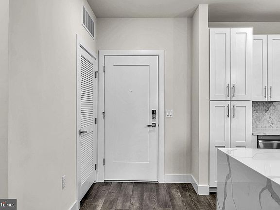2nd image of 1761 Old Meadow Rd #413