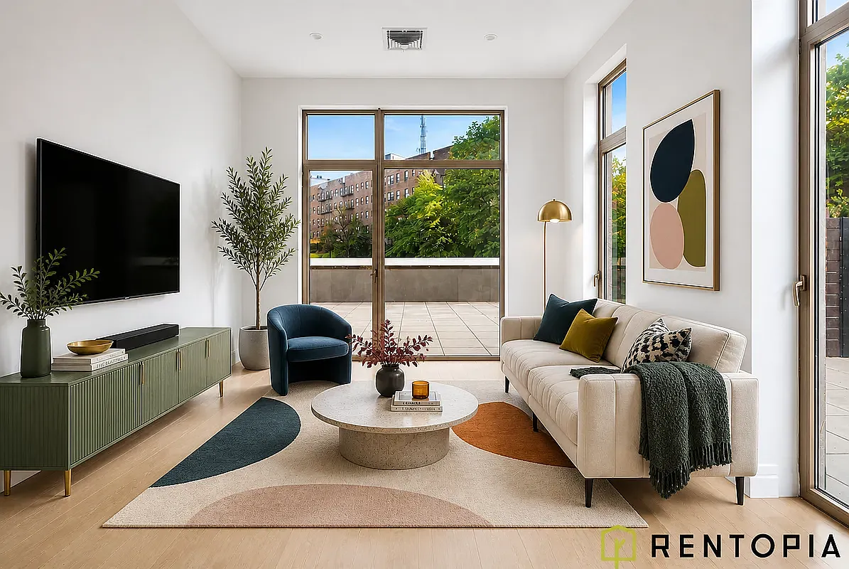 960 Franklin Avenue — Photo 1