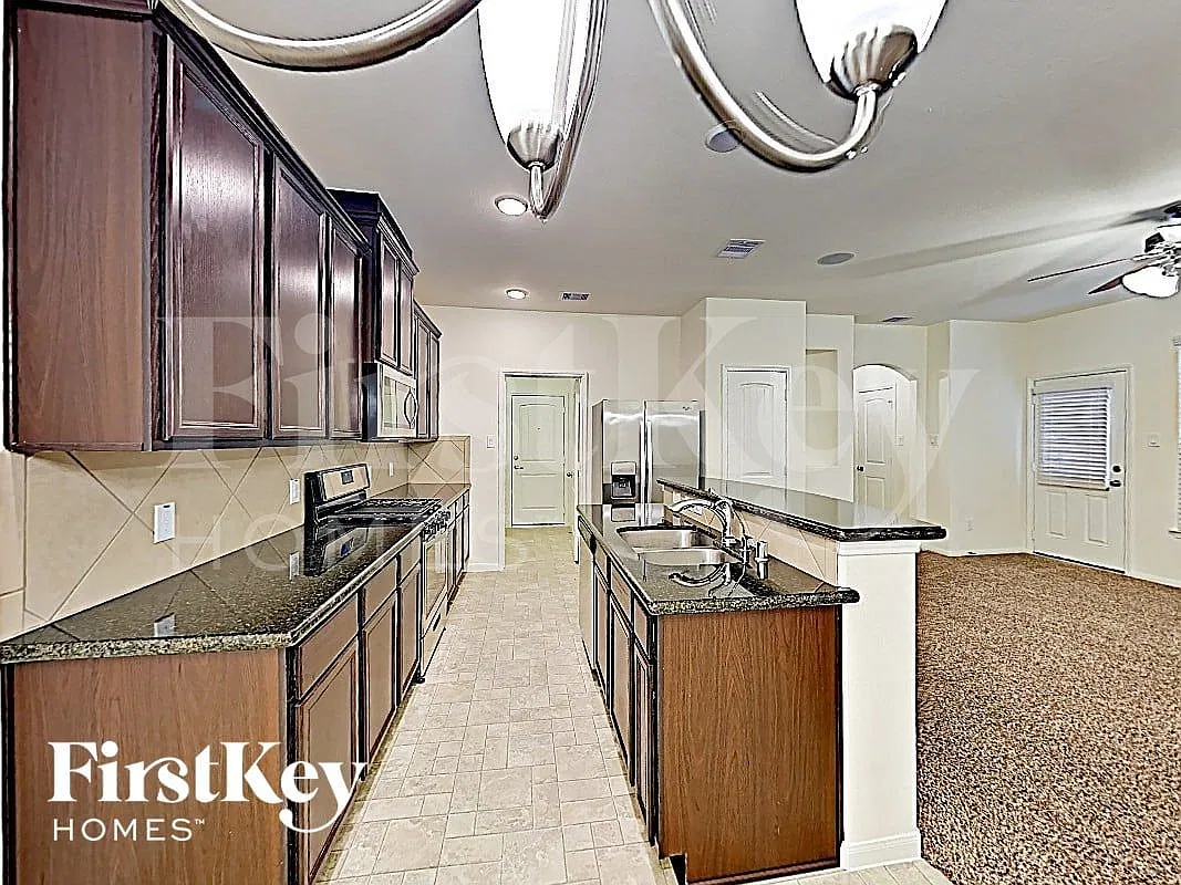 3 bed, 2.5 bath, 1566 sqft, $1,940 — Photo 3