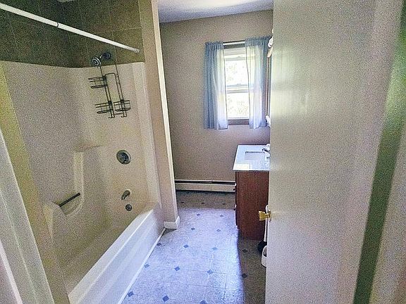 4th image of 23 Lasalle St #B