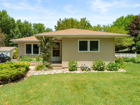 68334 Apple Ln, Benton Harbor, MI 49022