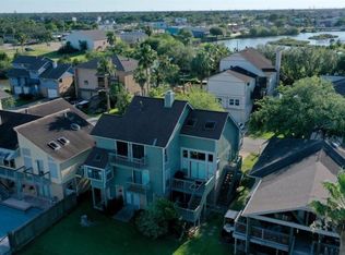 24 Harbor Ln, Kemah, TX 77565