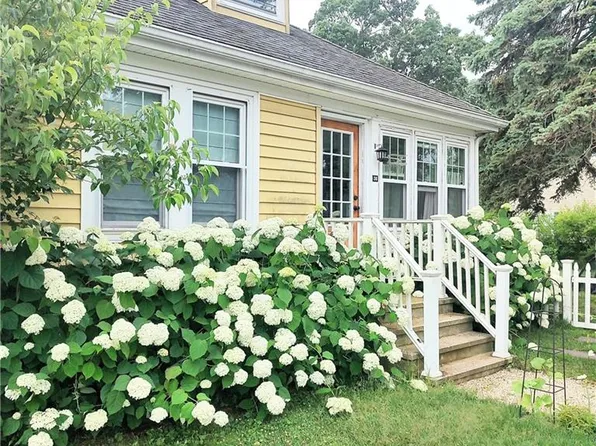 36 Pine Crest Dr, Riverside, RI 02915