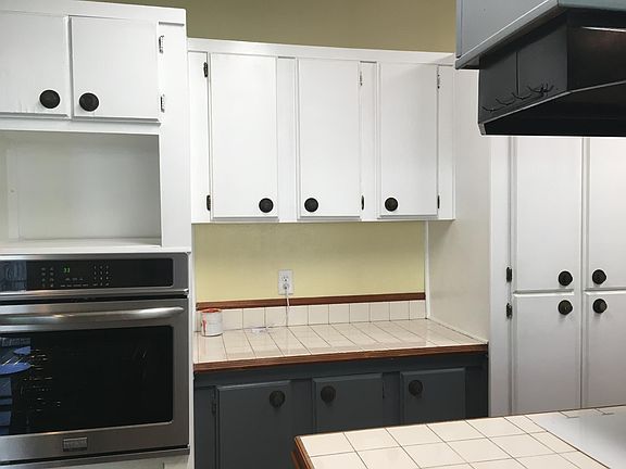 Kitchen - lots of cabinet space!